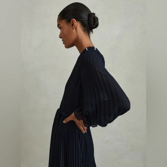 NEW Reiss Priya  Pleated Belted Midi Dress in Navy Cream | size UK 6 / US 2 / XS - Picture 3 of 9